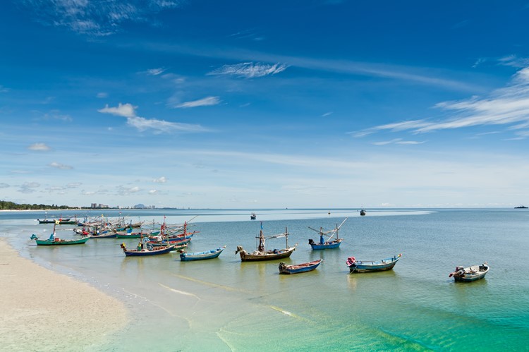 Bootjes aan het strand bij Hua Hin - Thailand